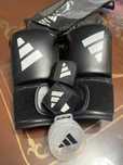 Se  vand manusi de box adidas