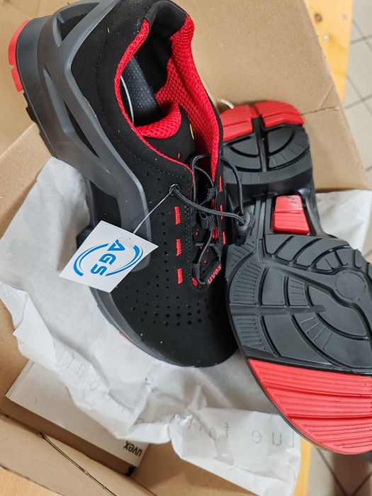 Bocanci de lucru marca Uvex cu protecție de metal.