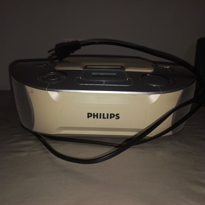 Продам магнитолу Philips AZ 1826 12 в отличном состоянии б/у .