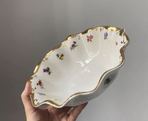 Шикарное фарфоровое плоское  блюдо с бортом.
Богатая позолота рельефом