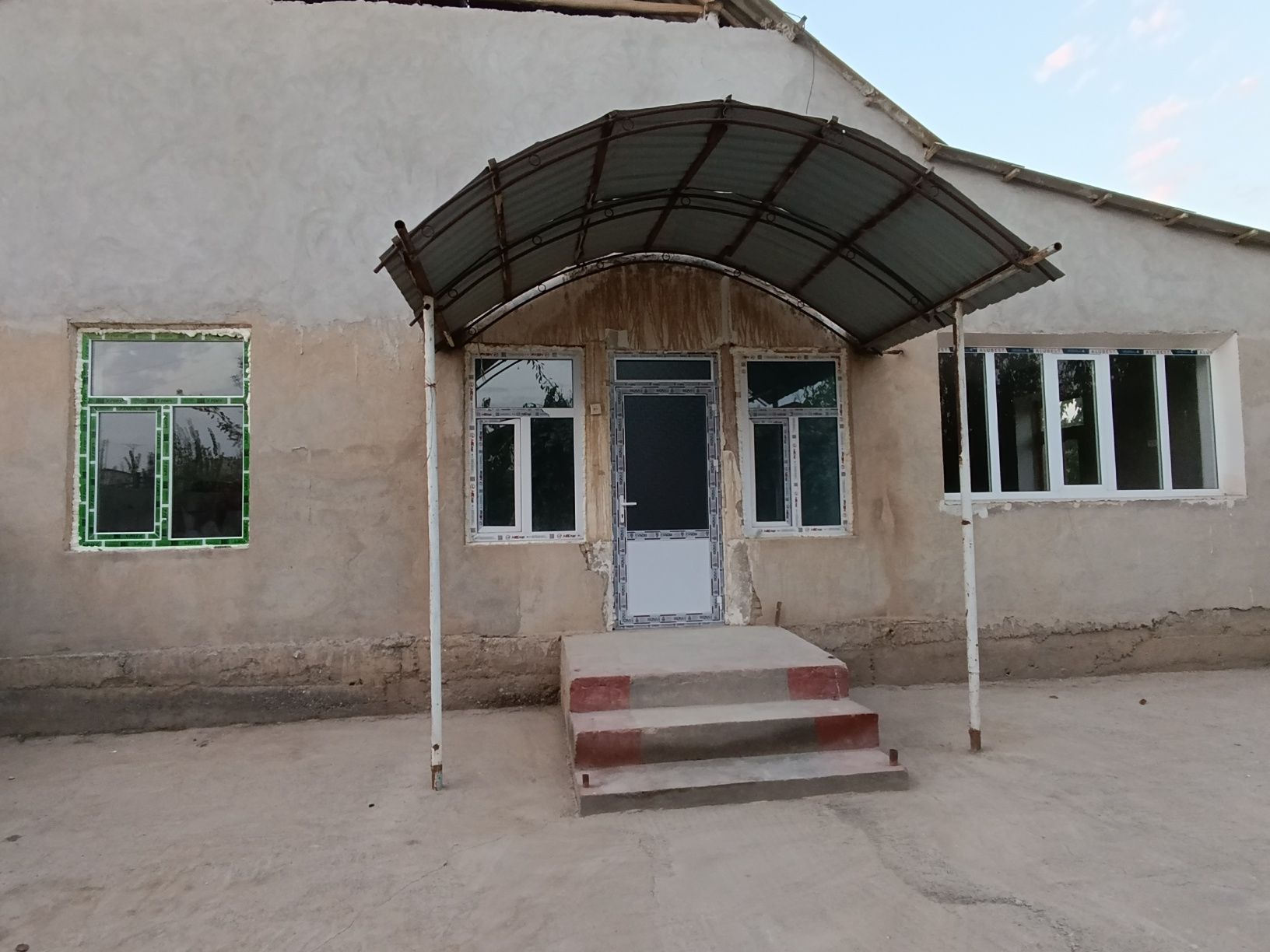 SOTILADI Xovli uy dacha sotiladi
