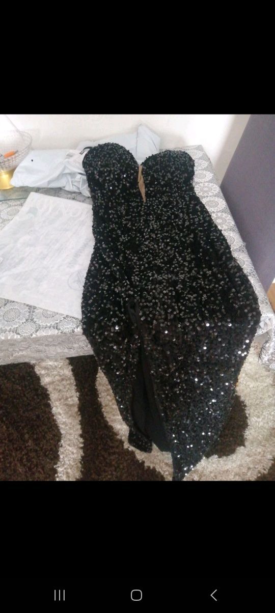 Черна рокля със цепка