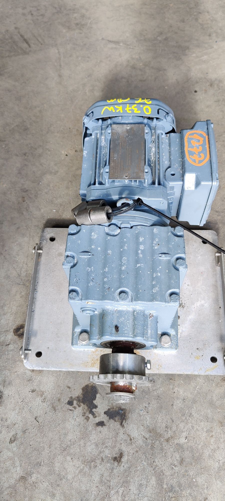 Motor electric trifazat cu reductor, 0.37kW, 76rpm, 380V