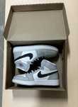 Кросовки nike air jordan 1 светло серые