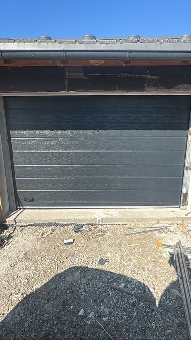 Usa garaj L4000 x H4000 gri cu geamuri -NOU!