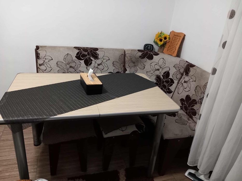 Vand set coltar, masa si 2 scaune