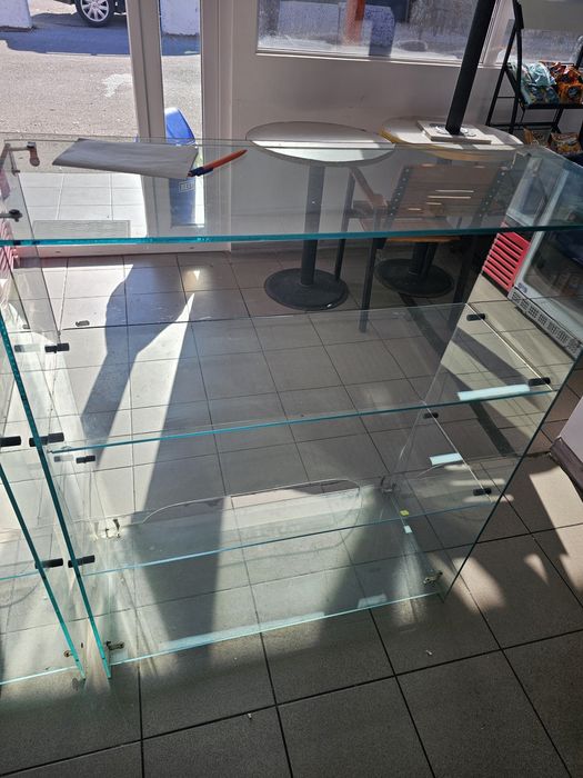 Vând vitrine sticla
