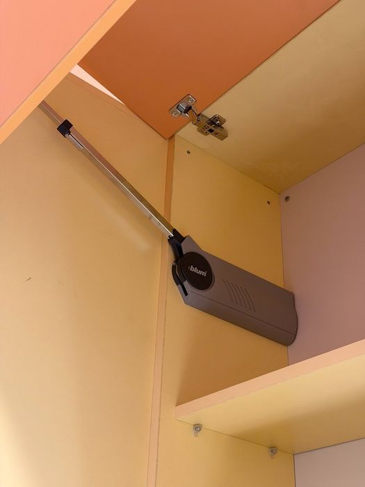 кухня неползвана с неизползвани кухненски уреди