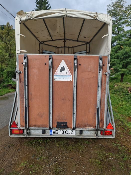 Vând Nissan Navara și remorca