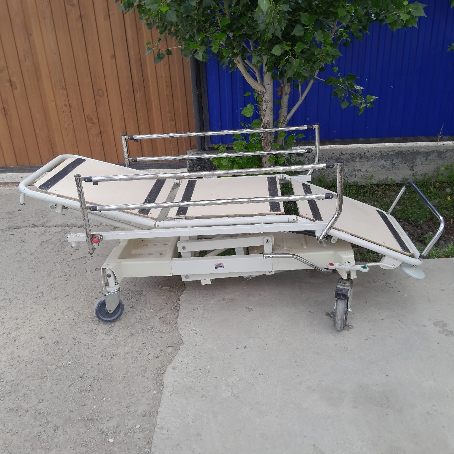 Продам кушетку медицинскую