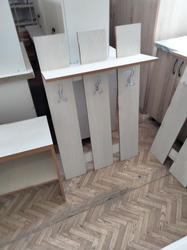 Продам вешалки для прихожей