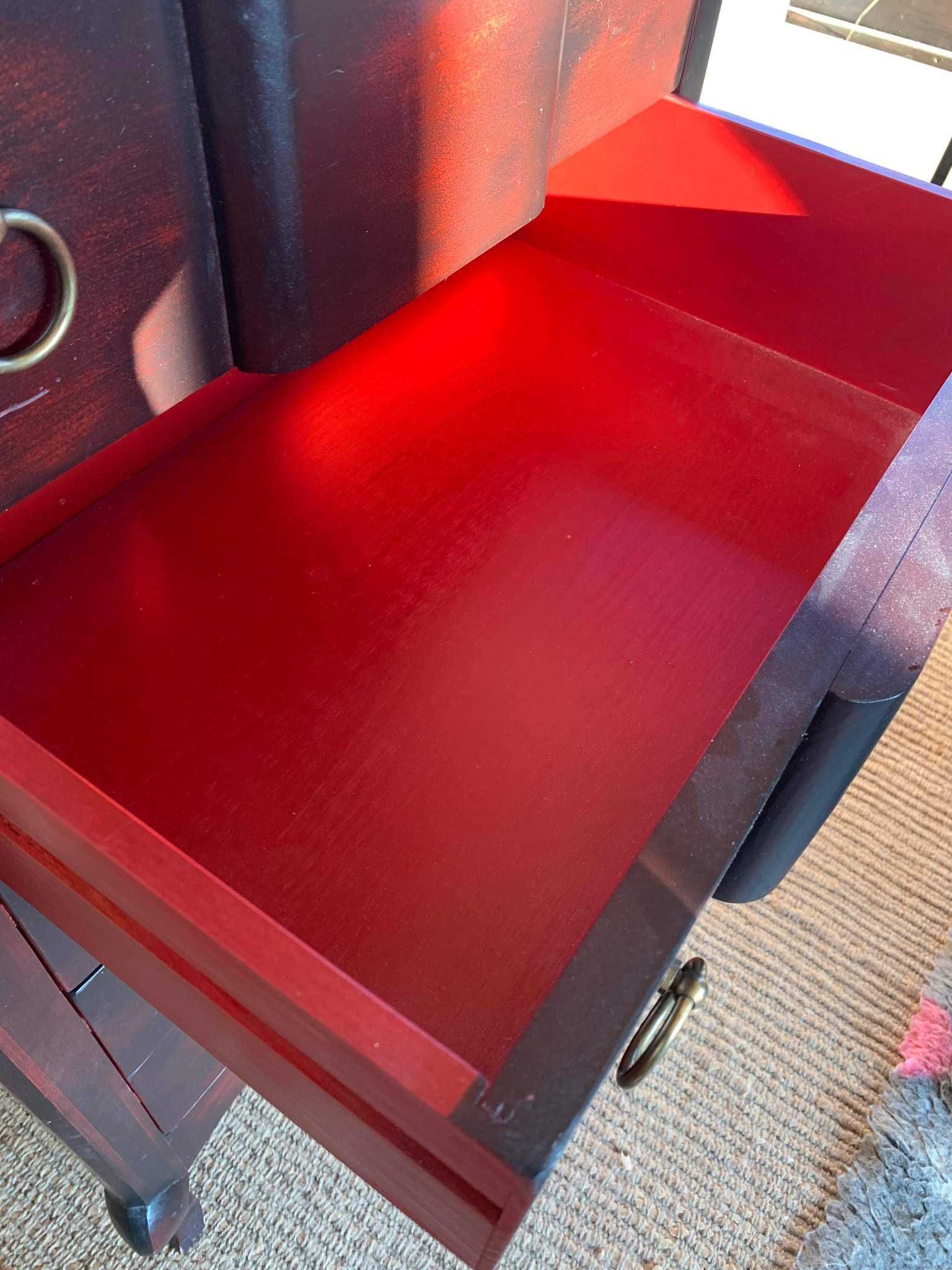 Comodă înaltă lemn masiv, recondiționată, sertare interior roșu