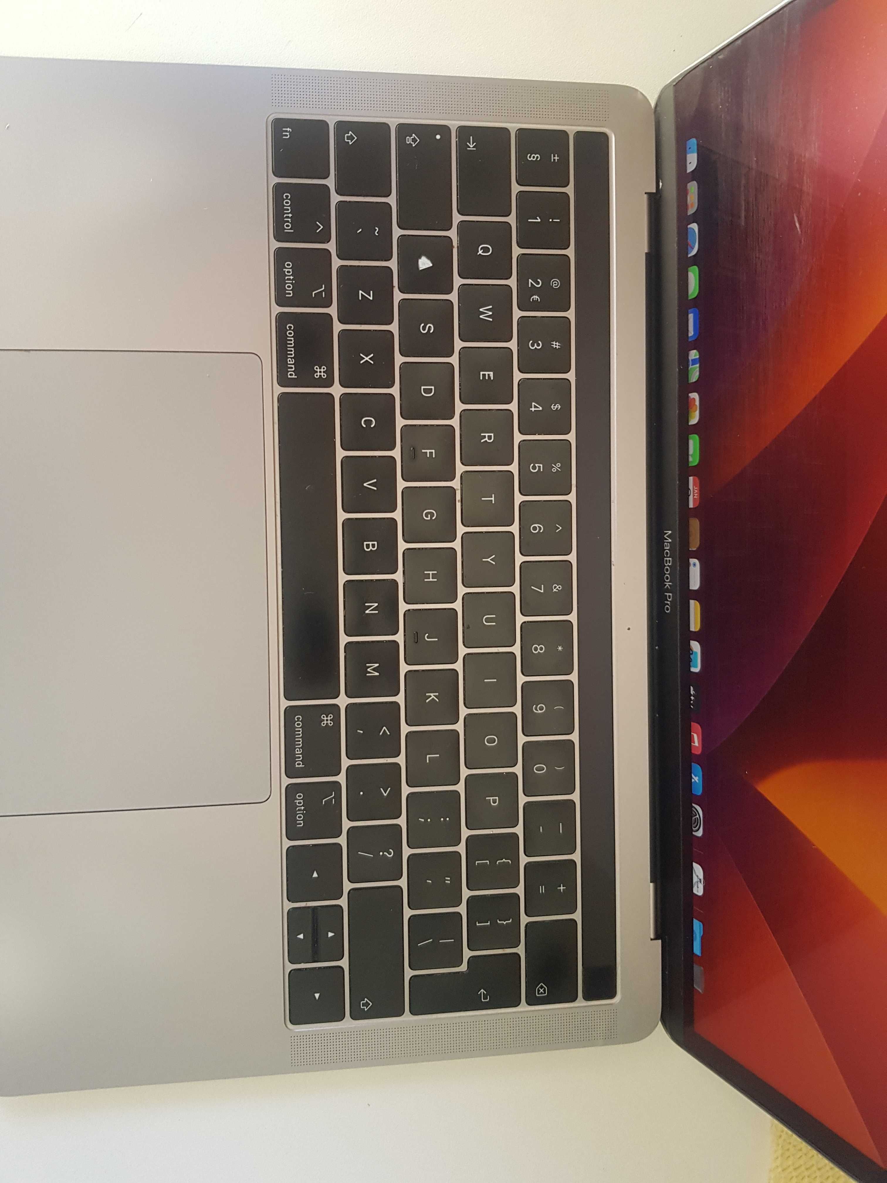 MacBook Pro (13-inch, 2018, Four Thunderbolt 3 Ports)