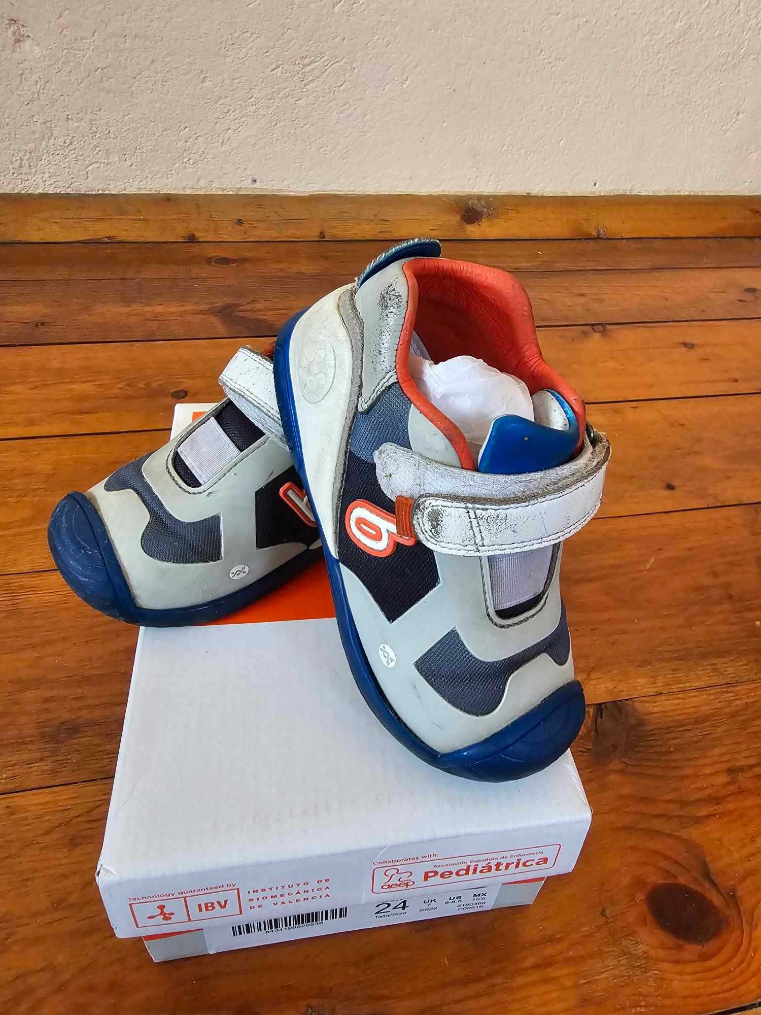 Детски затворени обувки Biomecanics за момче - размер 24