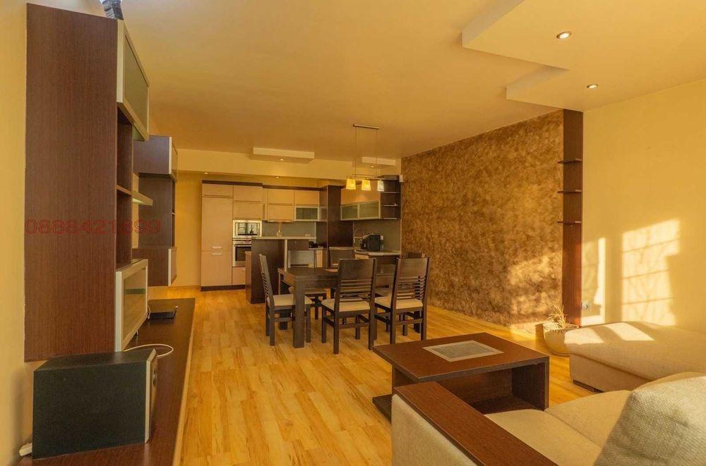 Продава се Тристаен апартамент в Добрич, Център - 136 кв.м за 1081 €/кв.м - Снимка #2