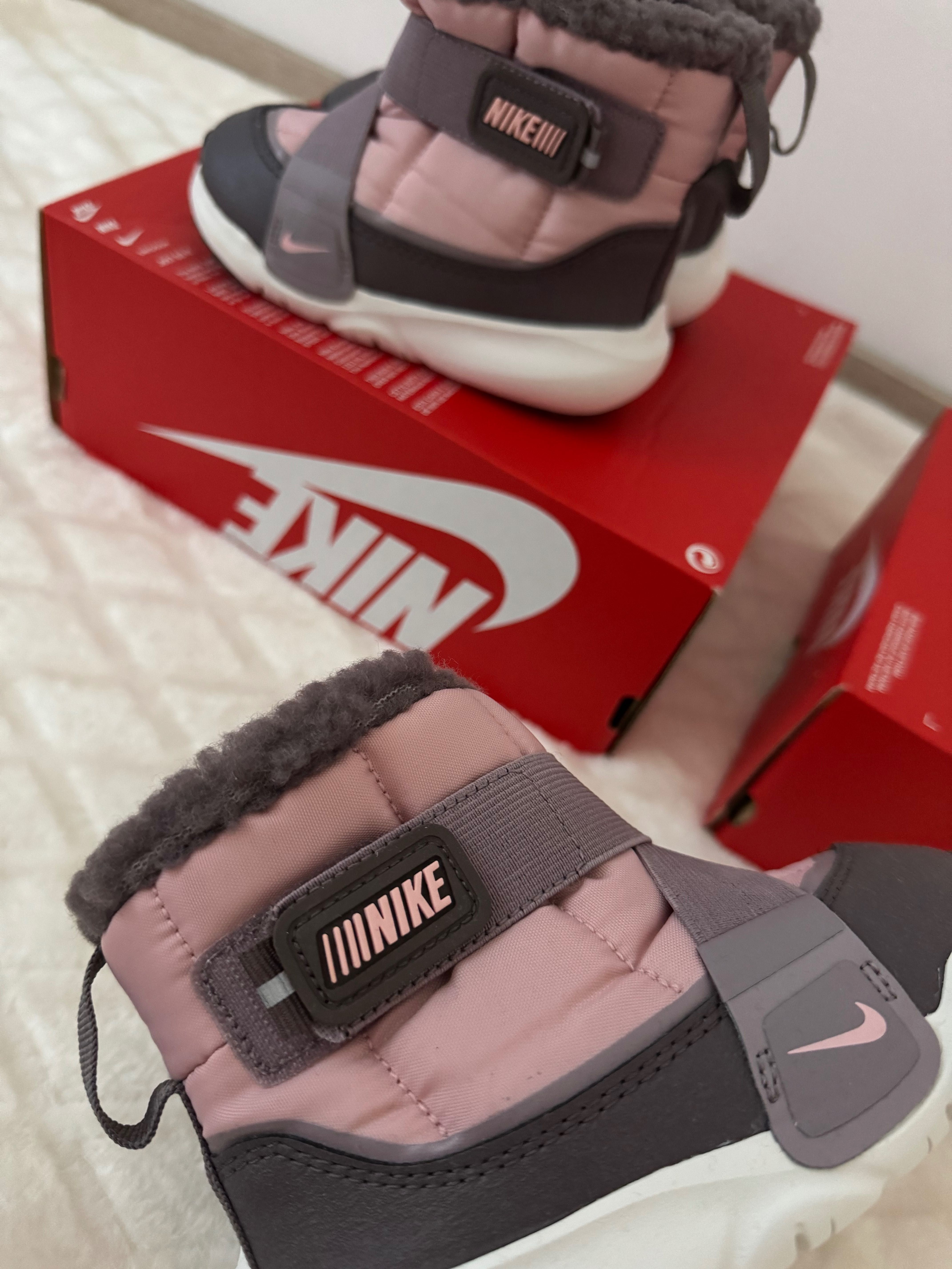 Нови детски ботушки Nike,размер: 21 и 23.5