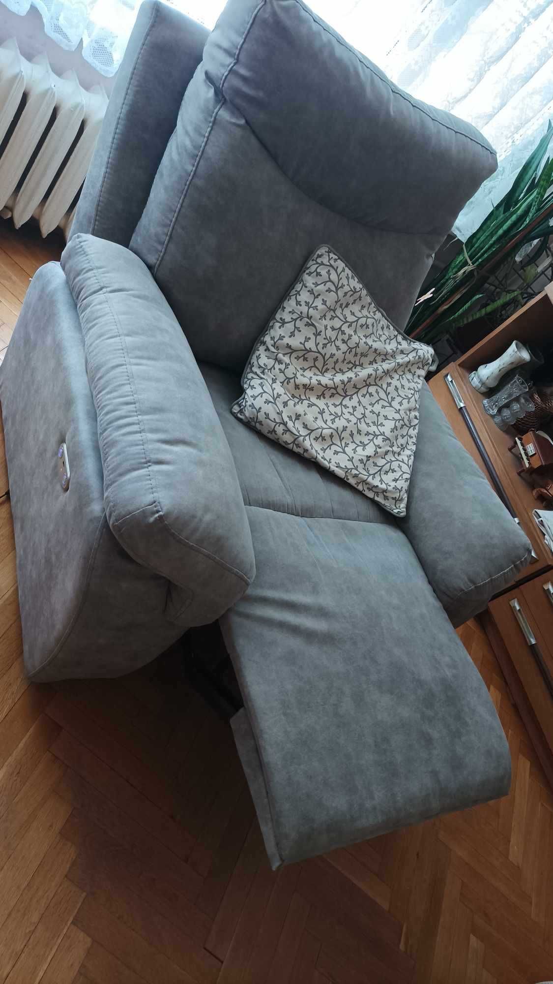 Почти нов фотьойл с регулируема облегалка/Barely used recliner sofa