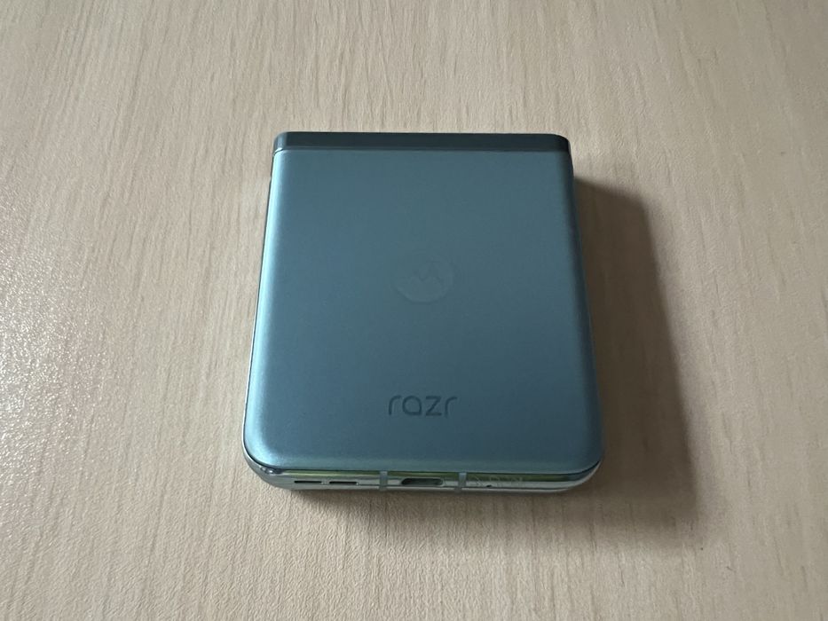 Продавам Motorola Razr 40 Ultra 256/8+4GB