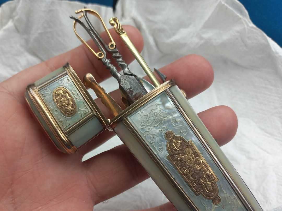 1700s Trusou de voiaj trusa de manichiura aur 14kt perioada 1800