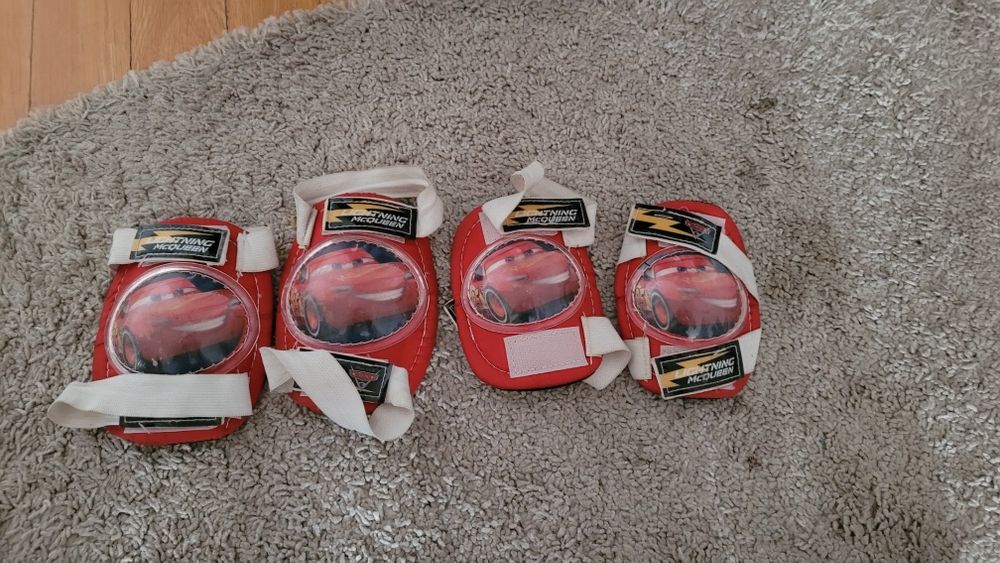 Vând ghiozdan + apărători , stare bună