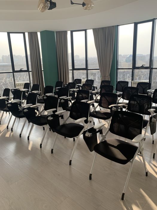 Продам офисные стулья со складным столиком