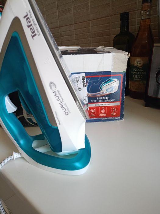 Vând fier Tefal EasyGliss FV5718E0,talpa Durilium AirGlide,funcție cal