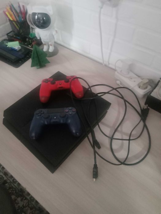 Продаю пс4 фат с 2 джостикамм