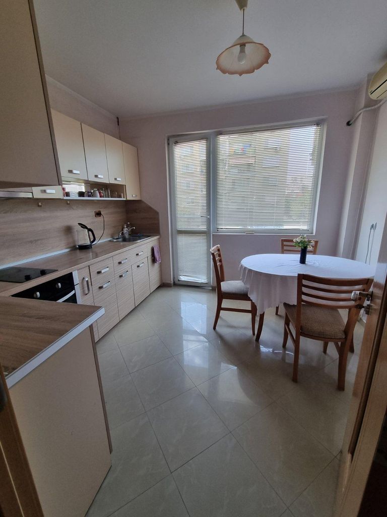 Дава се под наем Тристаен апартамент в Пловдив, Кършияка - 97 кв.м за 550 € - Снимка #2