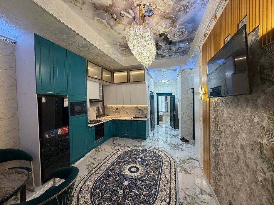 Chinor restorani tomonda uy sotiladi.