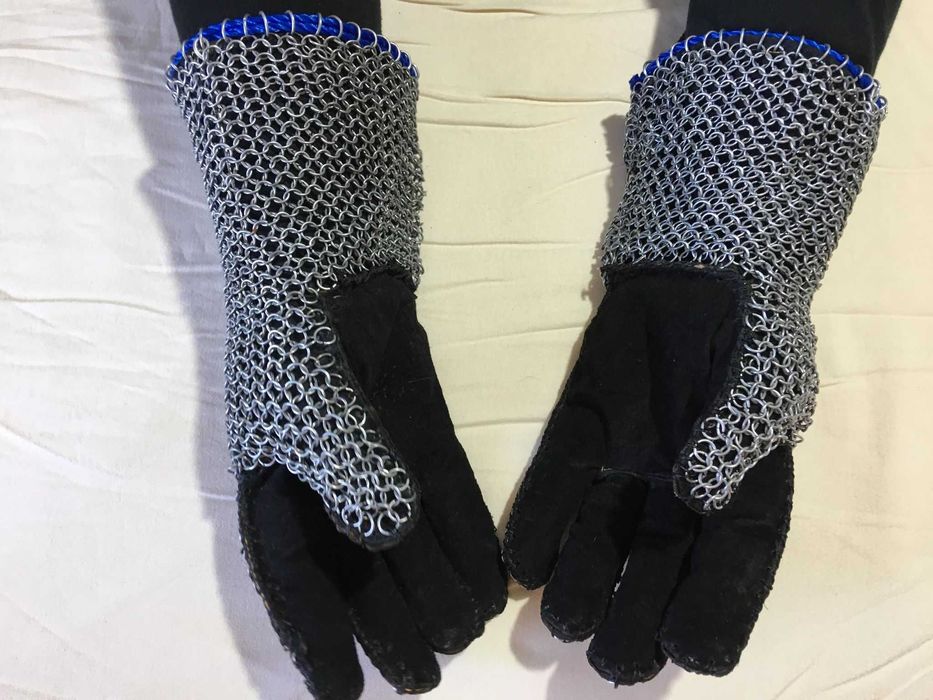 Manusi din zale de inspiratie medievala