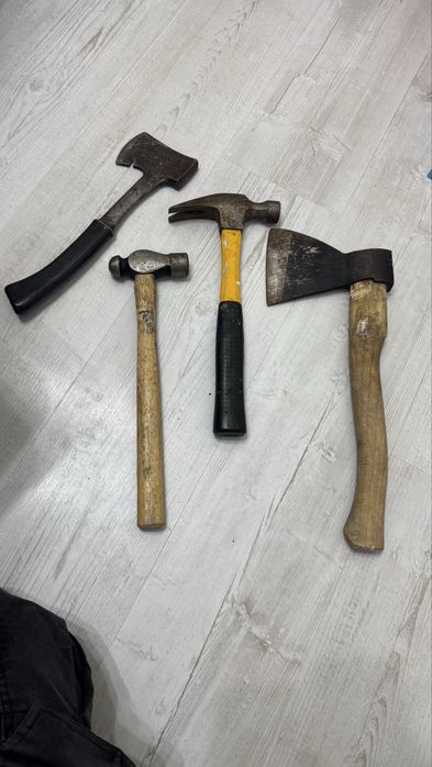 Топоры и молоток