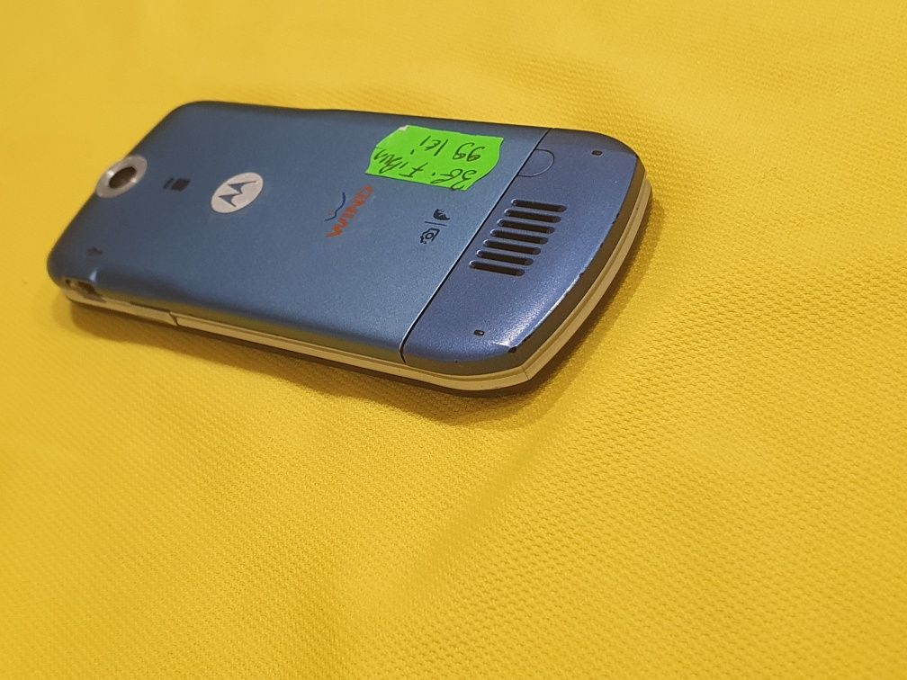 Super telefon Motorola cu butoane