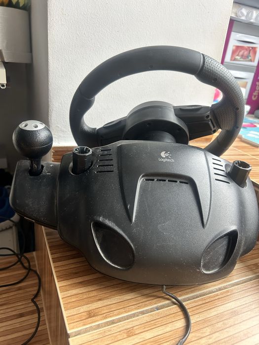 Volan Logitech Driving Force GT cu pedale și schimbător de viteze