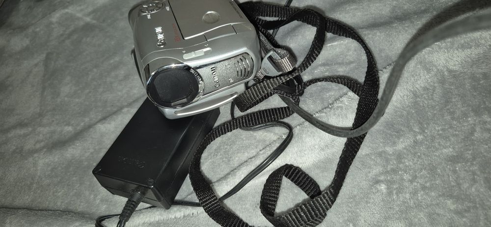 cameră video digitală Canon DC220.