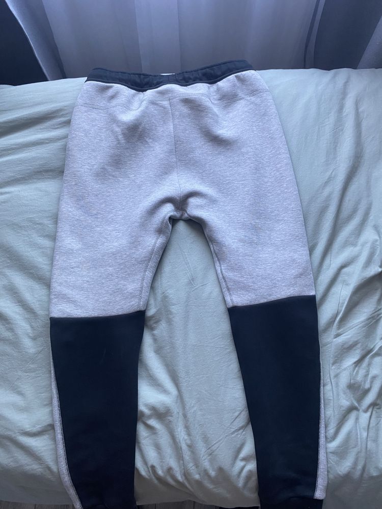 Vand pantaloni nike tech L!