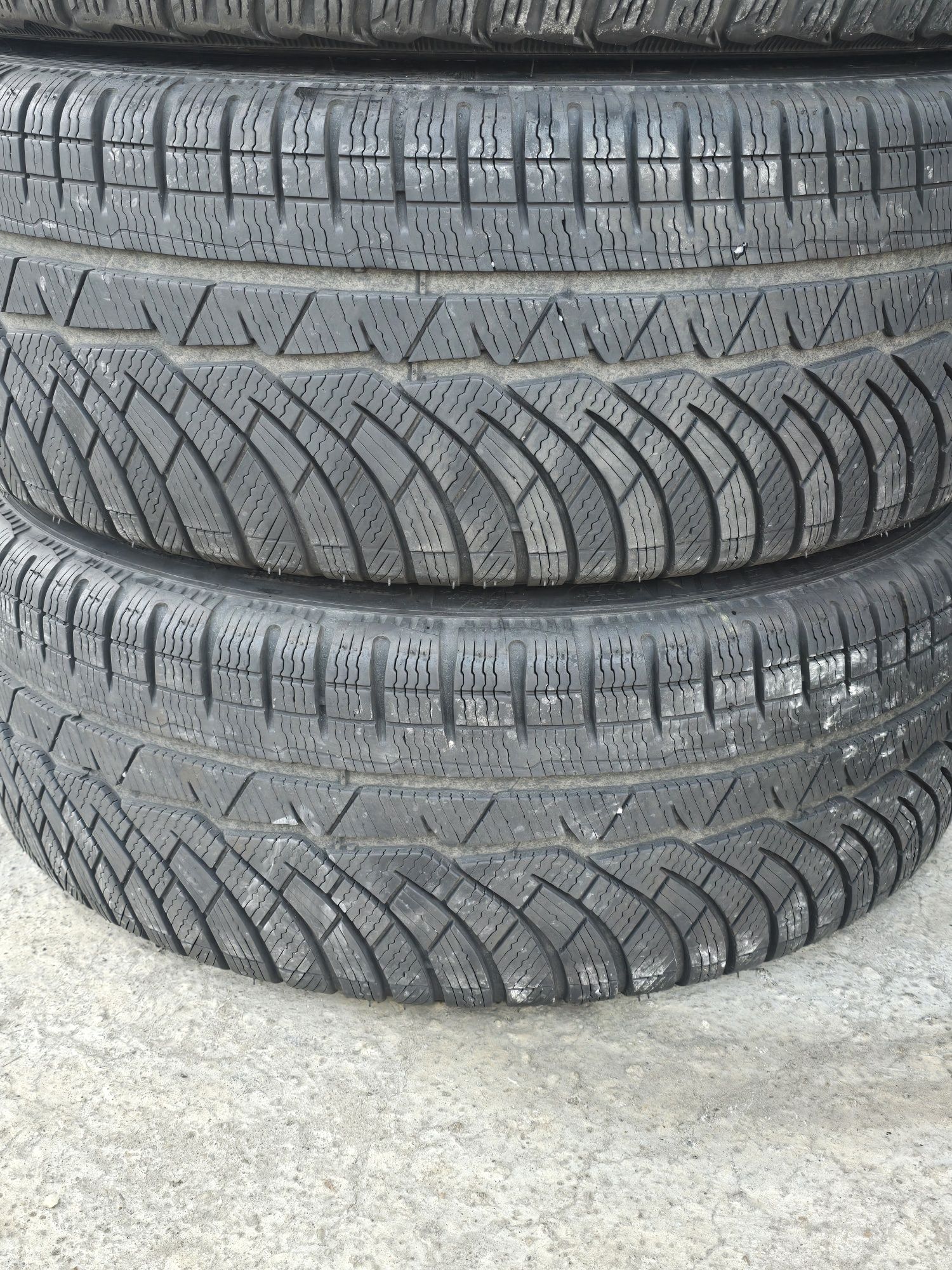 4 Броя 225/40/18 Michelin 2x6,5mm 2x5,8mm