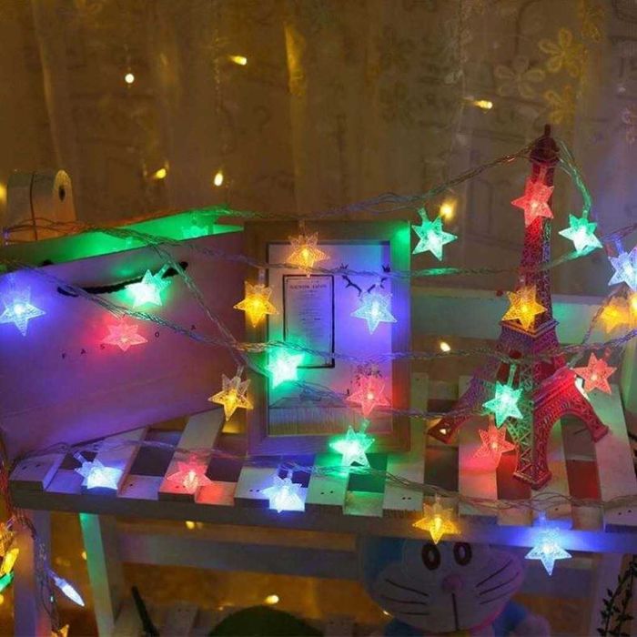 Светещи коледни LED лампички със звездички с щепсел.