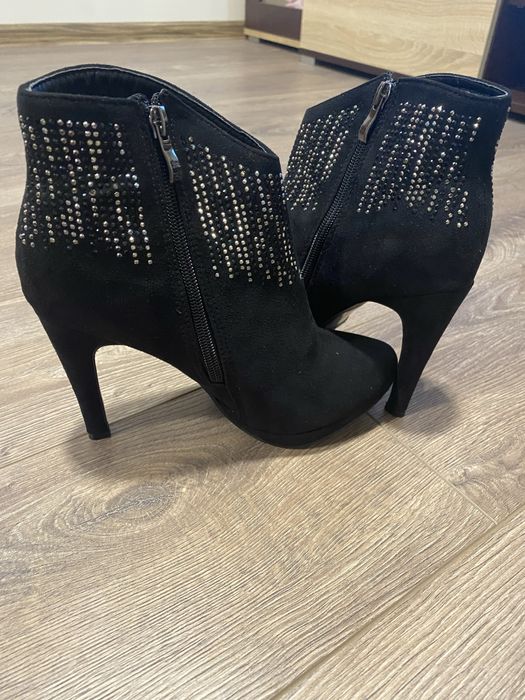 Черни боти на ток с камъчета НОВИ