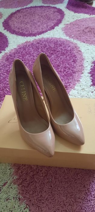 Әйел адамның туфлиі сатылады