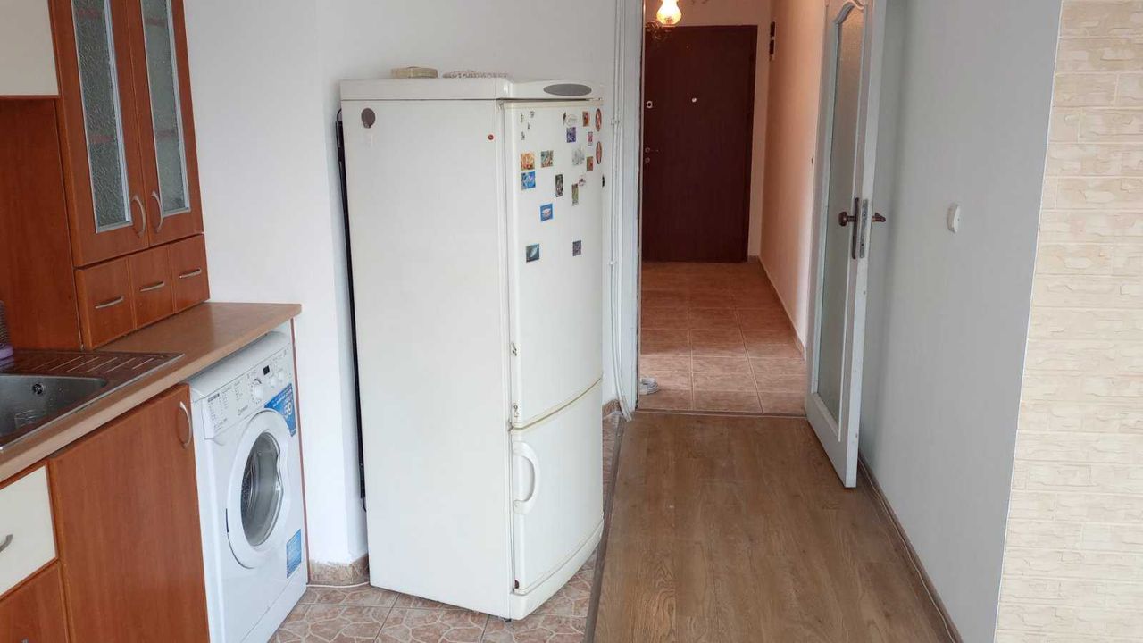 Дава се под наем Тристаен апартамент в Варна, Цветен квартал - 83 кв.м за 561 € - Снимка #2