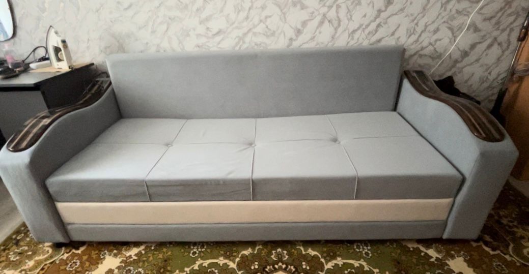 Продам диван новый с двумя креслами