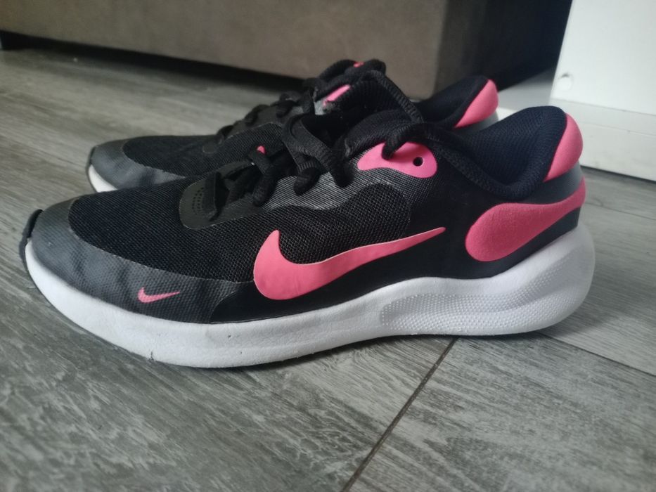 NIKE Revolutoin маратонки  35.5н