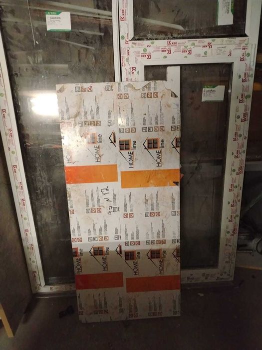 продам пластиковую раму с форточкой и подоконником