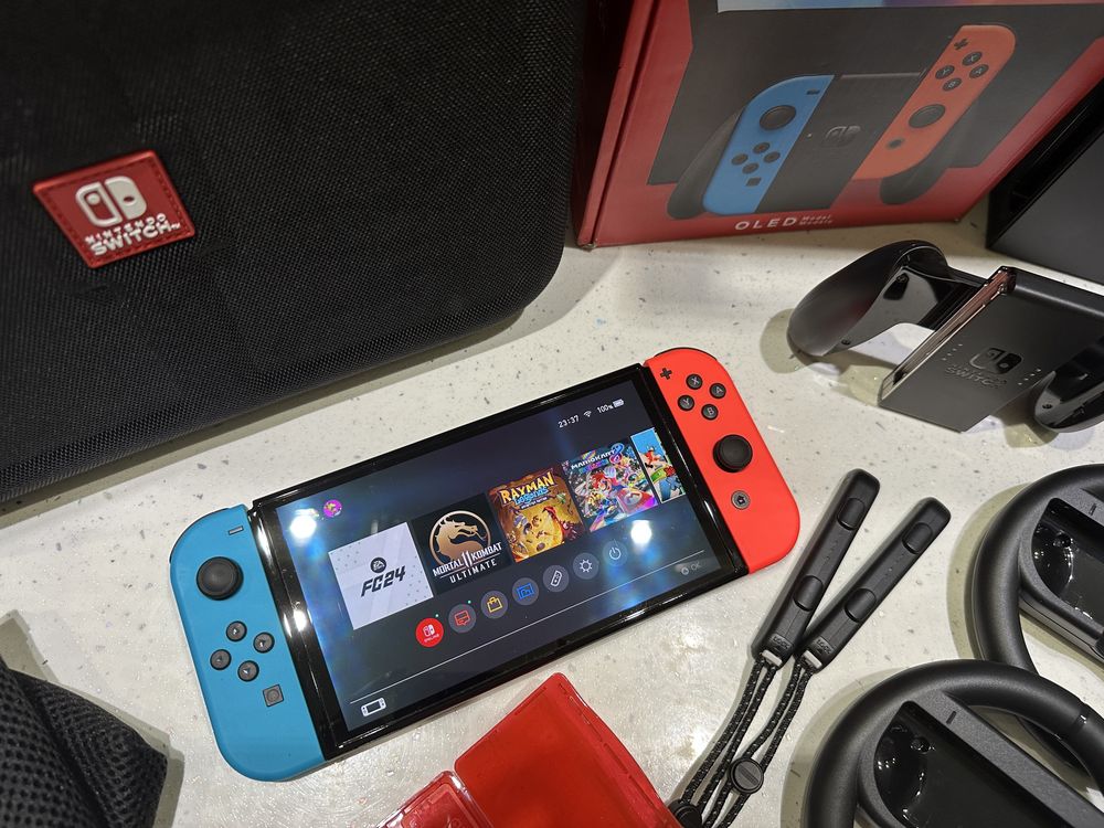 Nintendo Switch OLED с игри и гейминг аксесоари