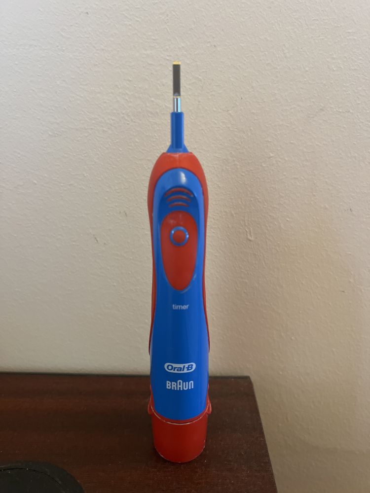 Periuta electrica cu baterii Oral B