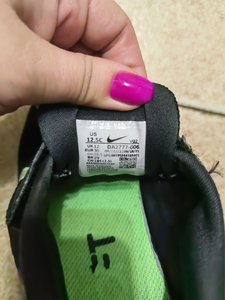 Vând adidași nike