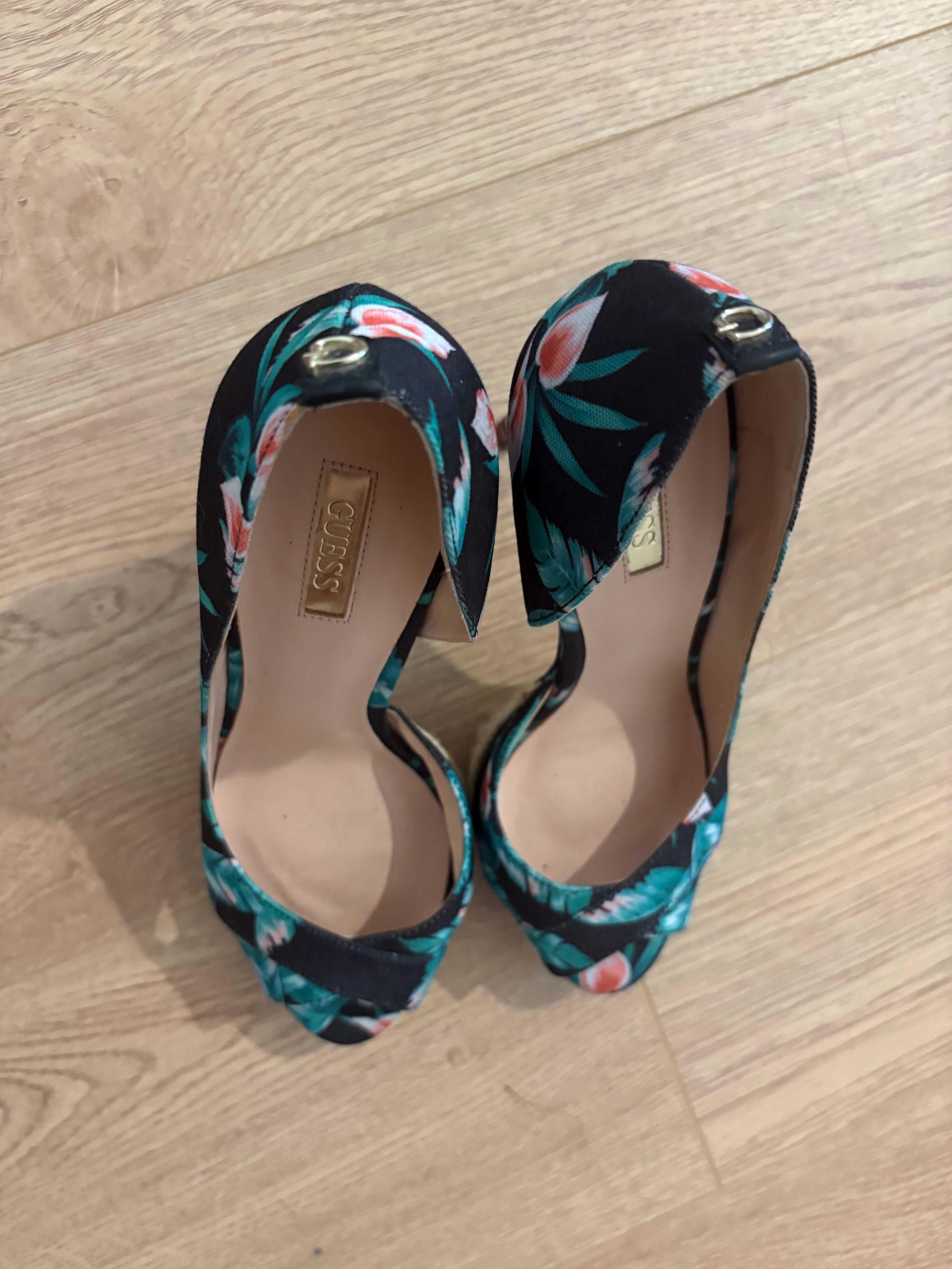 Обувки на висок ток Guess