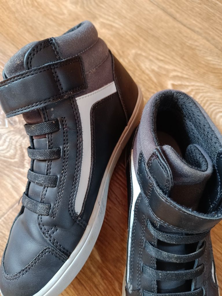 Продавам децки сникърси Geox