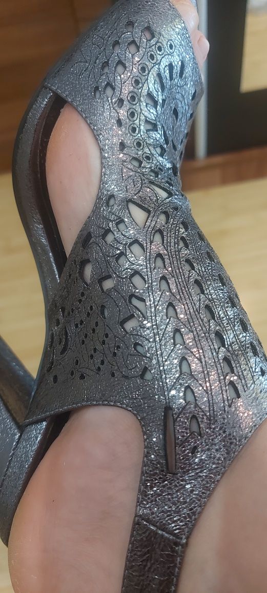 Sandale argintii piele perforata