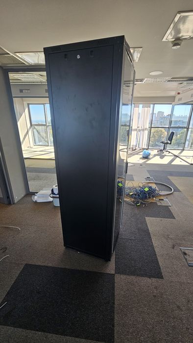 Продавам мрежов шкаф LANDE 42U с оборудване – patch панели, switch, ве